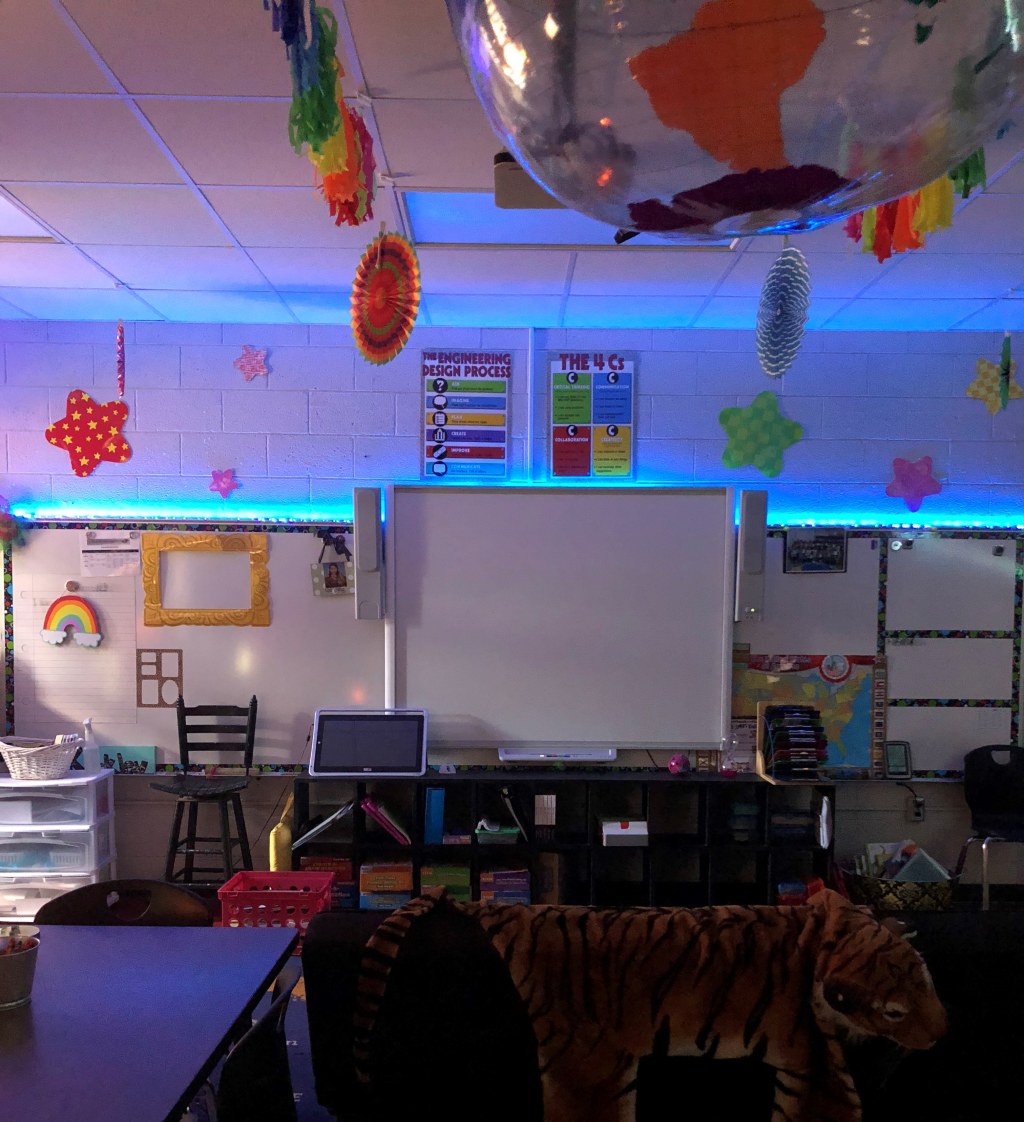 classroom with lights - School Classroom light - Using ambient lighting for education